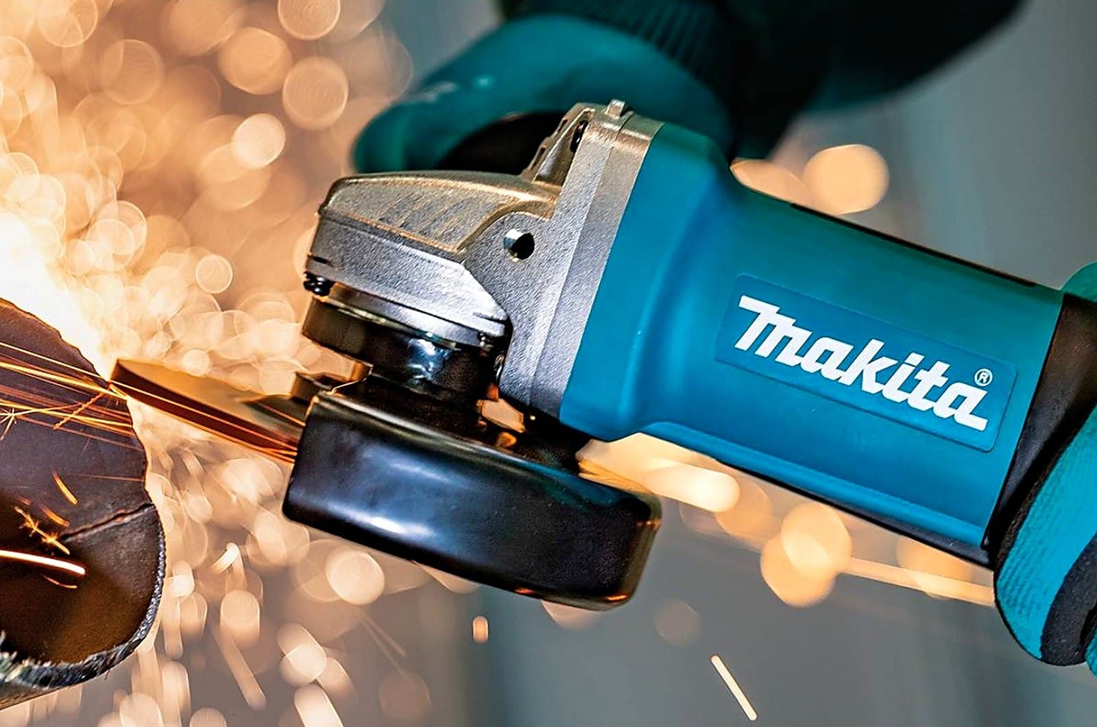 Grinding metal with a Makita angle grinder